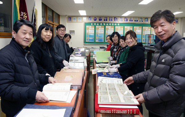 지난 3월 12일(화) 자료를 정리하며 동문들이 함께 자리했다.