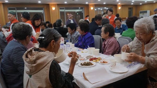 5년 만에 열린 경로잔치에 700명이 넘는 어르신들이 찾아오셨다. 