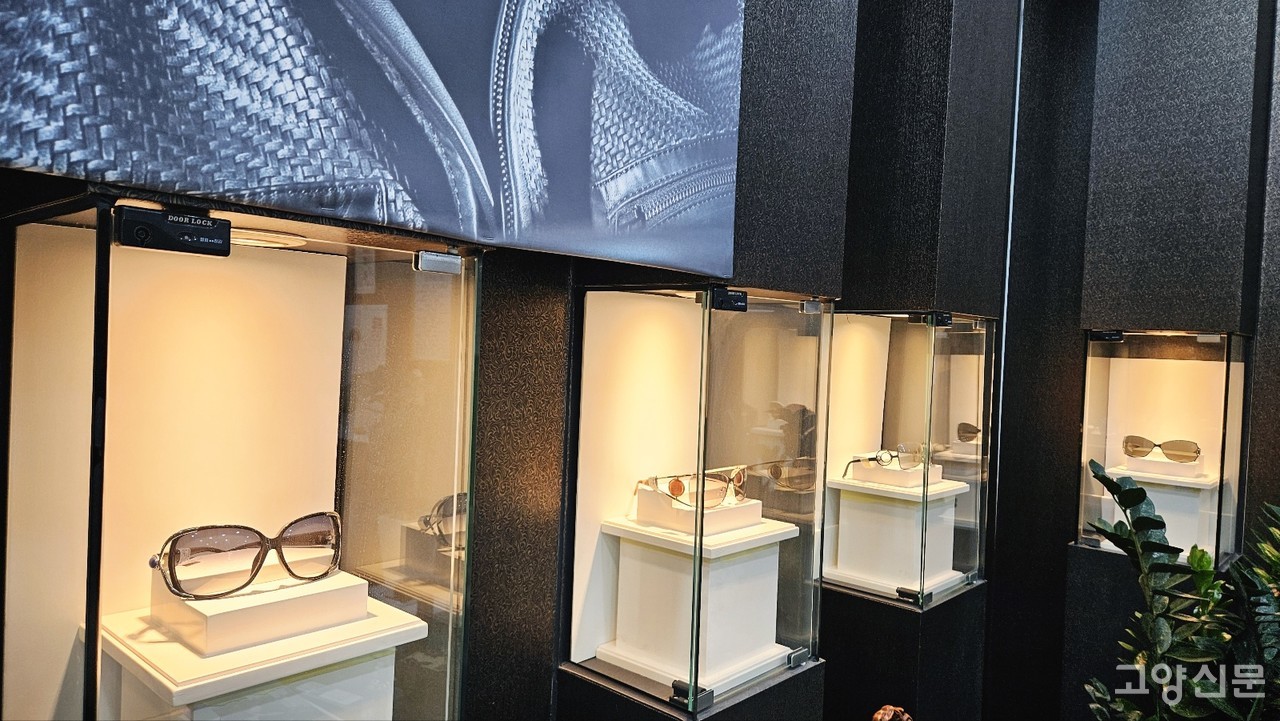 아이네트 본점 실내에는 명품관까지 별도 마련돼 있다.