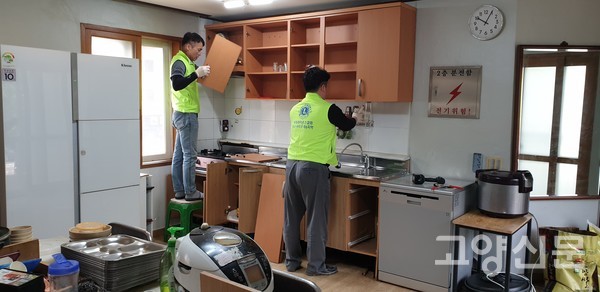 싱크대 교체 작업 중인 봉사자들.