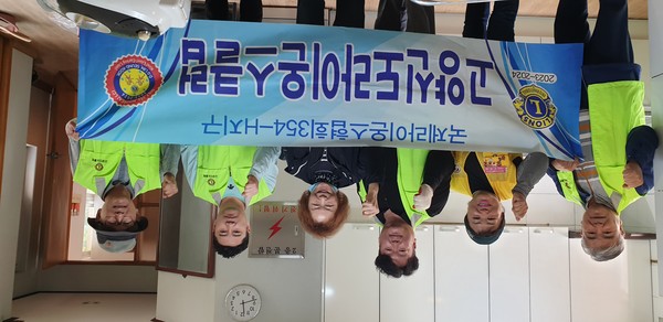 ​봉사에 참여한 신도라이온스 클럽과 청풍퍼니처 배기석 대표, 적십자 고양지구협의회 김정희 전 회장.