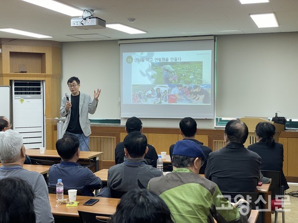 행신2동 주민자치회 오건호 회장이 연꽃밭 조성과 관리 등의 과정을 설명하고 있다.