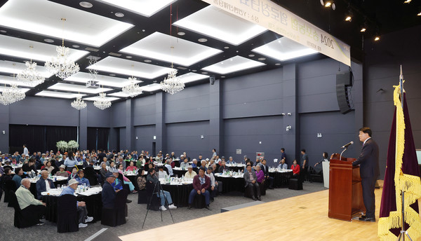 심은보 송포농협 조합장이 정기총회에서 원로청년회에 고마움을 전하며 인사말을 했다.