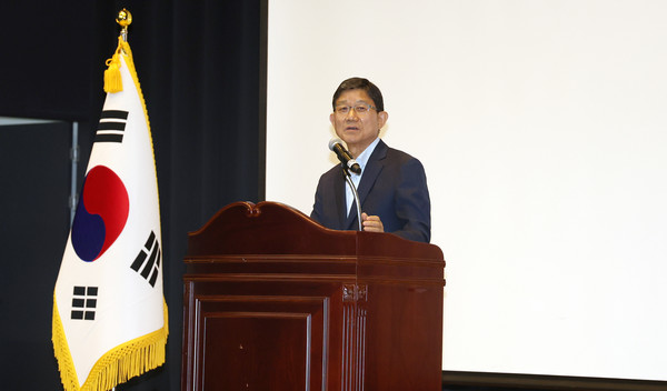 이재영 전 조합장이 조합원과 내빈들에게 축사를 하고 있다.