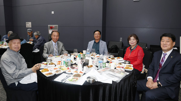 9왼쪽부터) 김진원 전 원로청년회장과 이한철 원로청년회장, 윤근환 부회장,  이옥자 총무, 심은보 조합장이 한 테이블에 나란히 자리했다.