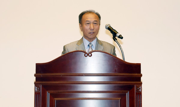 이한철 원로청년회장이 인사말을 전하고 있다.