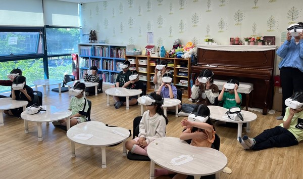 VR체험을 하는 아이들.