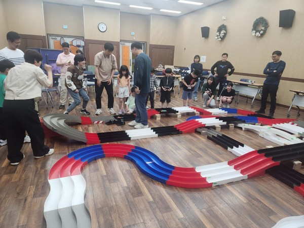 미니카대회를 즐기는 아이들.