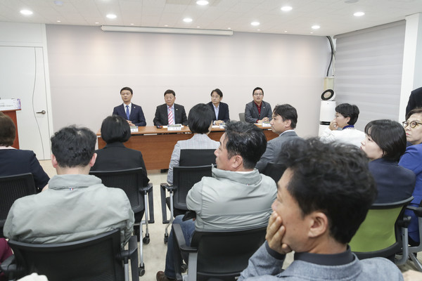 이동환 고양시장이 3일 고양시의회 의총이 열린 곳에 참석해 그동안의 의회와 집행부간 갈등에 대해 유감을 표했다. 