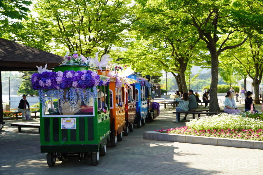 광장을 오가며 축제의 흥을 더하는 꽃장식 미니열차.