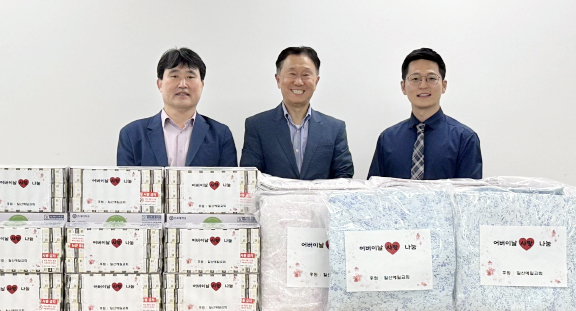  백석2동이 어버이날을 맞아 일산예일교회와 취약계층 어르신들을 위한 후원물품 전달식을 했다. 