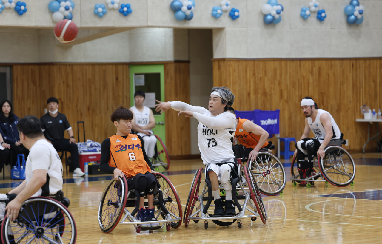 고양홀트휠체어농구팀의 주장인 강재준 선수가 슛을 쏘고 있다. [사진제공=고양홀트휠체어농구단]