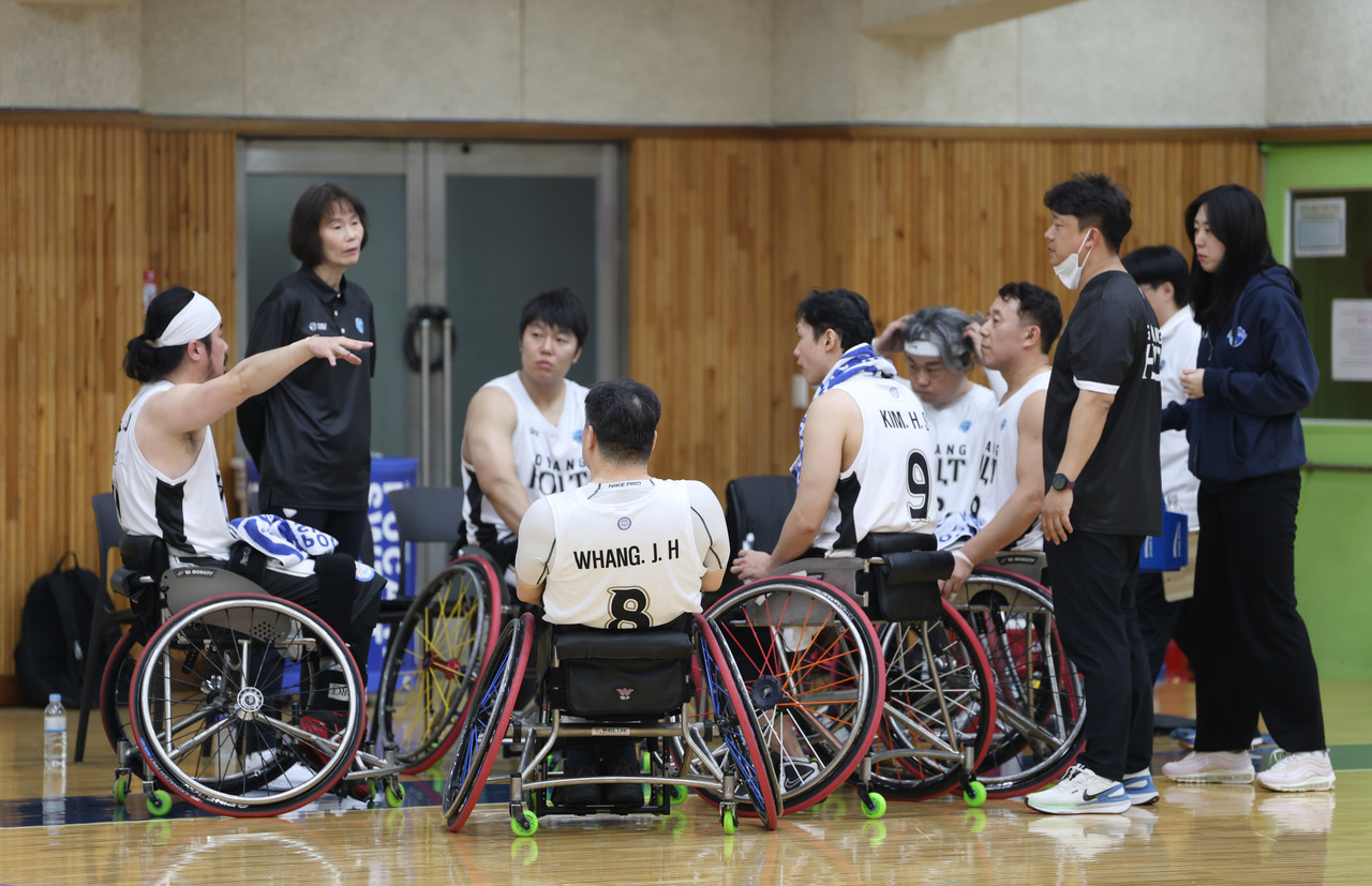 고양홀트휠체어농구단이 경기 중 작전회의를 하고 있다. [사진제공=고양홀트휠체어농구단]