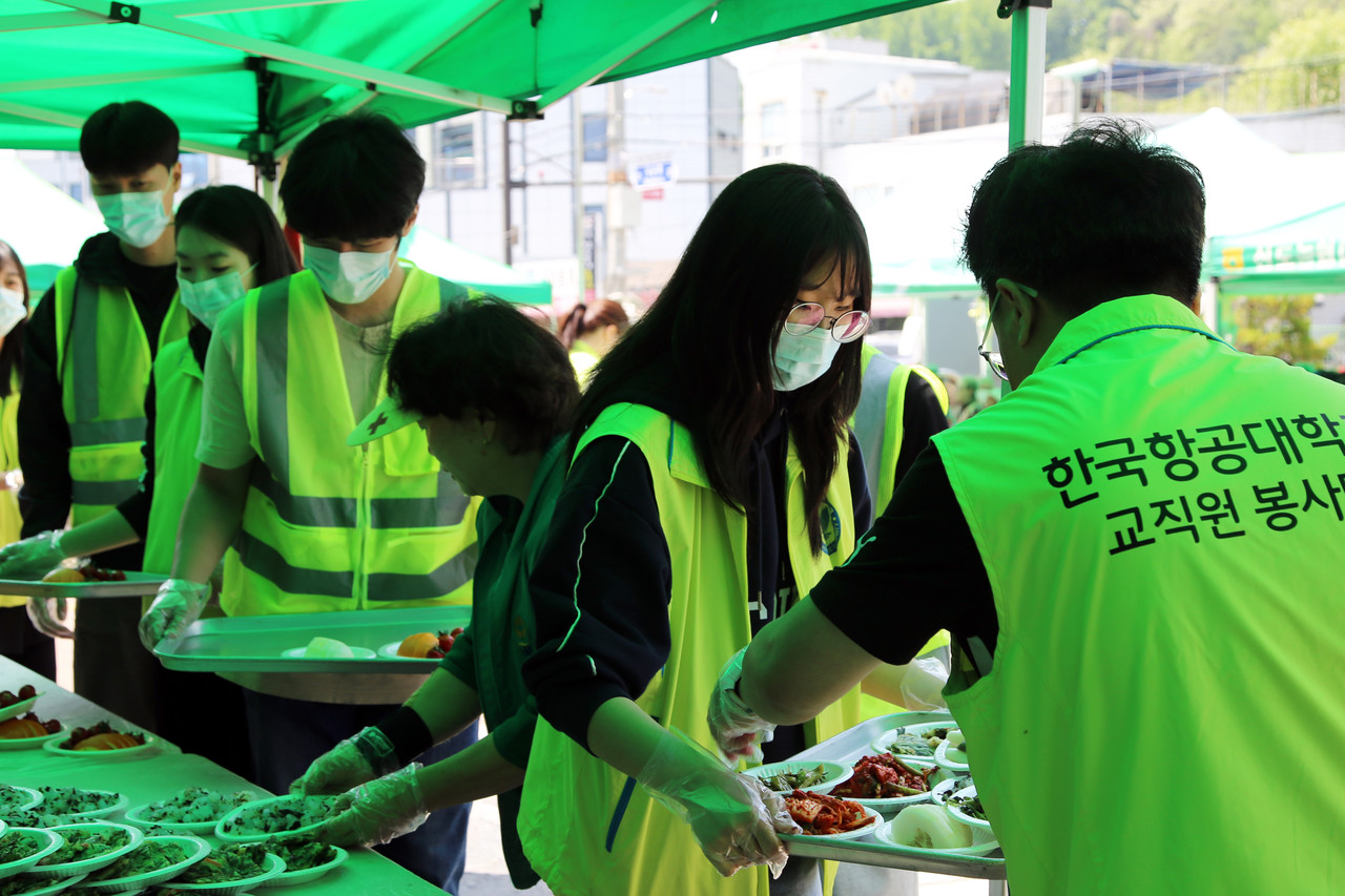 한국항공대학교 사회봉사단이 지난 3일 대덕동 종합복지회관에서 열린 어버이날 기념 경로잔치에서 자원봉사를 하고 있다. [사진제공=한국항공대학교]