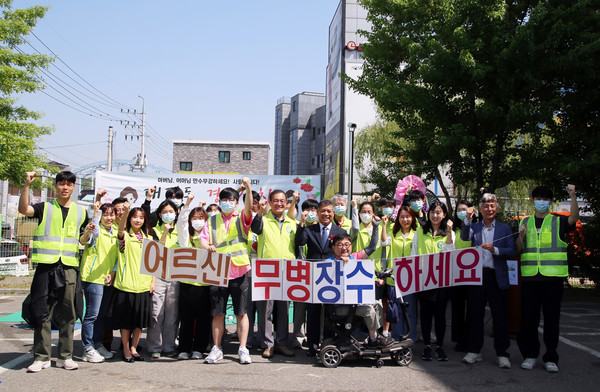 어버이날 경로잔치에 참석한 지역주민과 사회봉사단이 기념촬영을 했다. [사진제공=한국항공대학교]