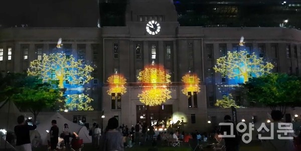 서울도서관 외벽 미디어 파사드(황금나무, 2018년작)