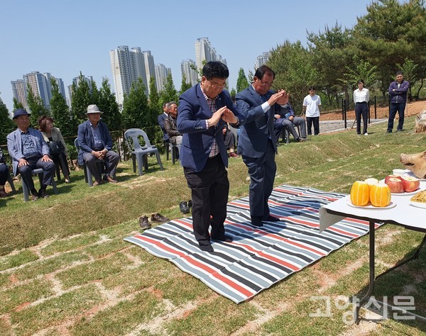 김보연 조합장(오른쪽)과 이영휘 이사가 제례의식을 했다.