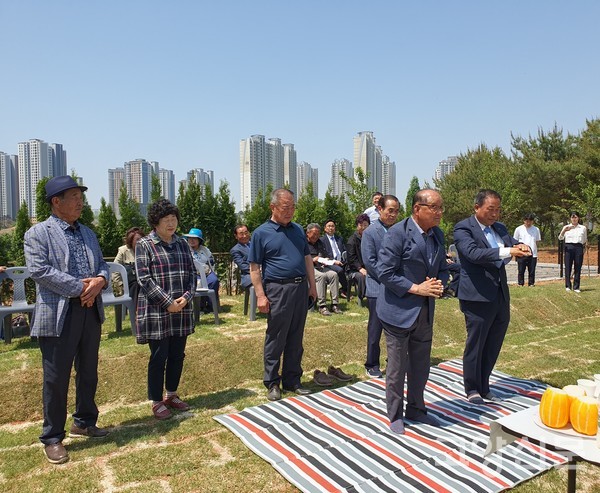 이사들이 경건하게 제례의식을 했다.