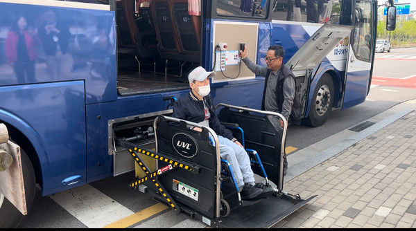 동해 나들이에 나선 정모씨가 개조한 버스에 탑승하고 있다. [사진제공=고양시지축종합사회복지관]