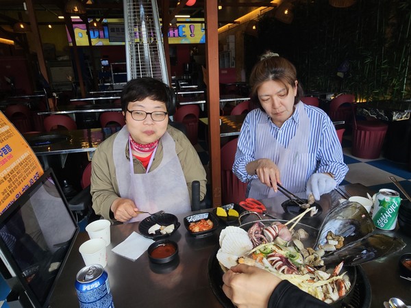 이씨는 바라던 조개구이 식사를 아주 맛있게 했다. [사진제공=고양시지축종합사회복지관]