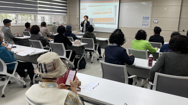 어르신들이 친환경 교육을 받고 있다.