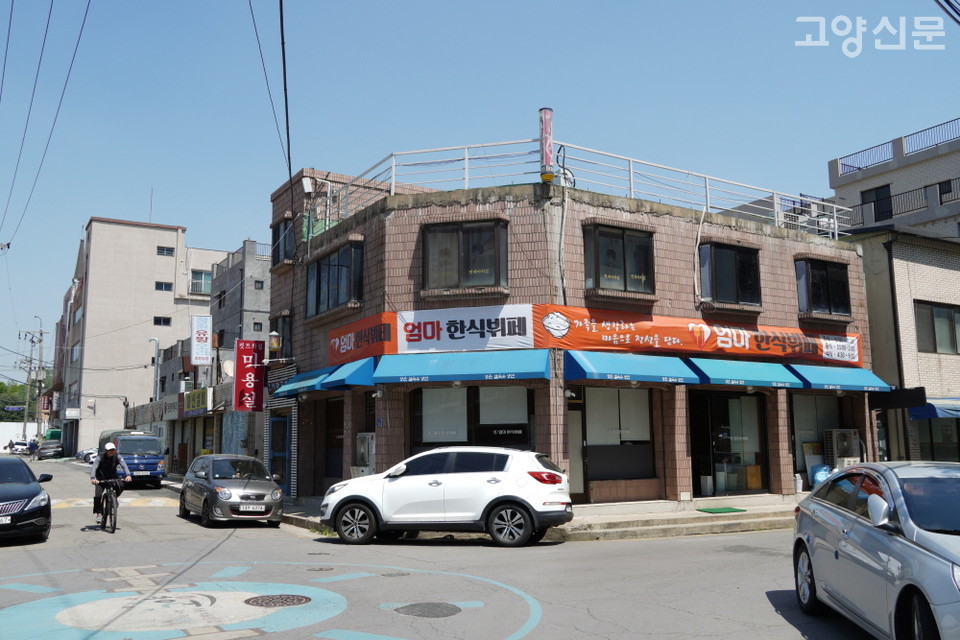 원당에서 가장 유명한 맛집 중 하나였던 '고자리 칡냉면'이 있었던 건물. 지금은 다른 곳으로 매장을 옮겼고, 인근 공사현장을 대상으로 하는 밥집이 영업을 하고 있다.