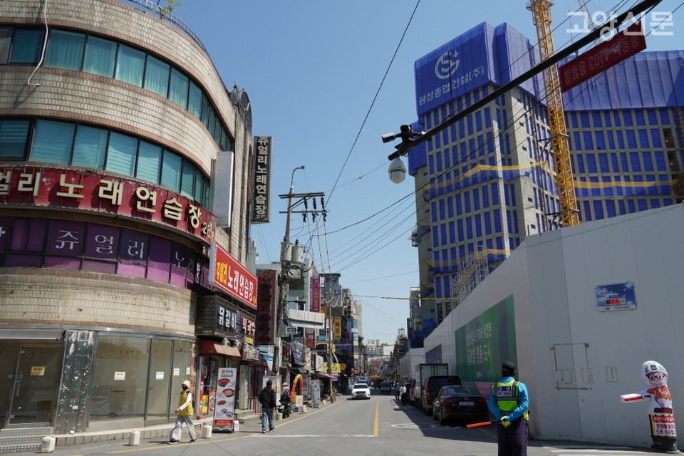 주교동 상업지구의 풍경. 1980년대 지어진 저층 상가빌딩들(왼쪽)이 이어져 있던 골목에 고층 빌딩들이 들어서고 있다. 사라지기 전에 옛 건물들의 흔적을 사진으로 남기려는 의도로 골목길 답사 연재를 시작하려 한다. 