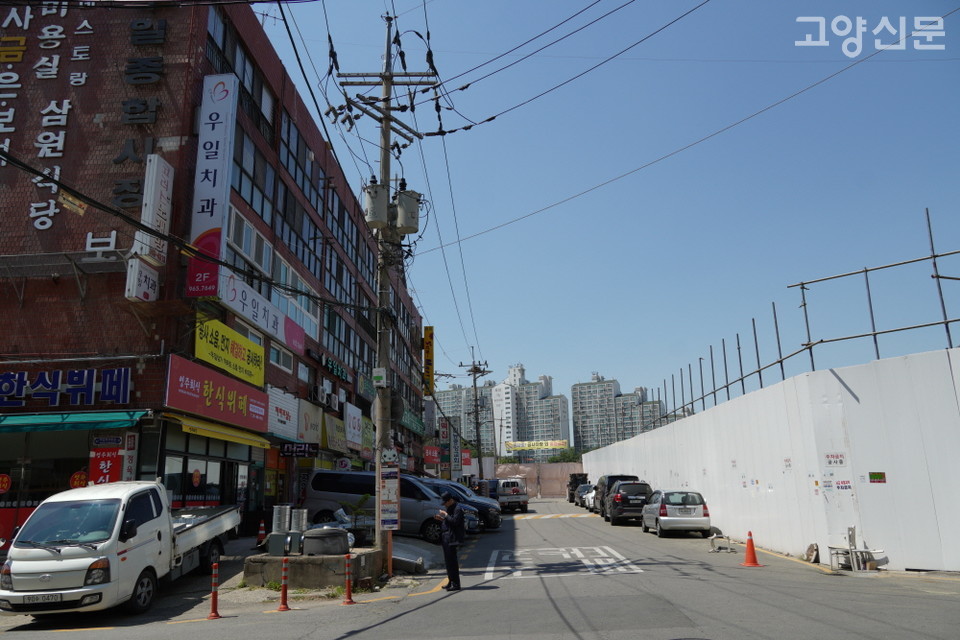 원당1구역 재개발사업 공사장 펜스. 고양시 구도심의 모습이 여러 가지 요인으로 하나 둘 변모하고 있다.   