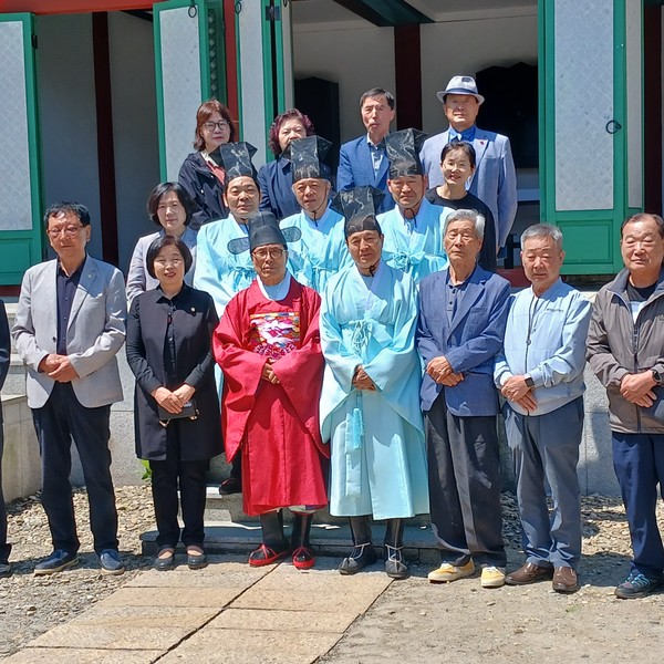     분양 후 참석자들이 기념사진을 찍었다.
