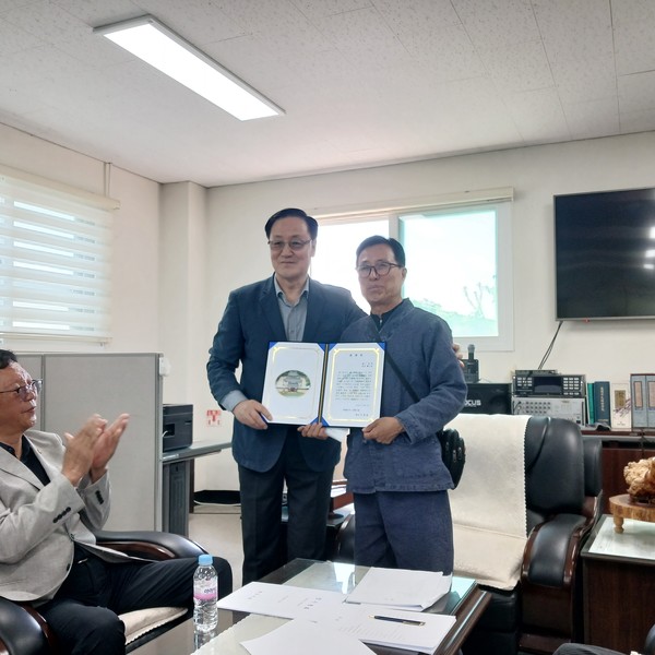  (왼쪽)박근태 음박씨종친회장이 정대채 원장에게 감사장을 수여했다.