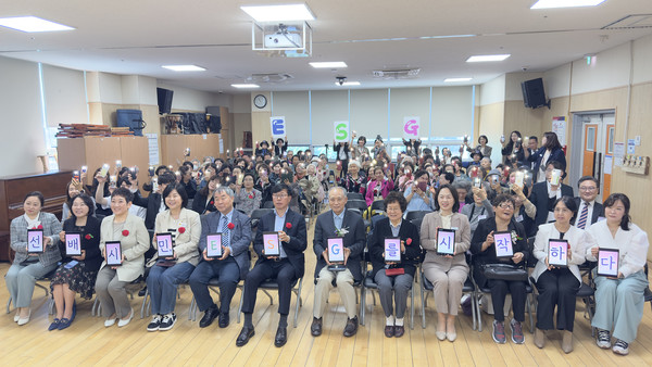 단체 사진에 함께한 내빈들.