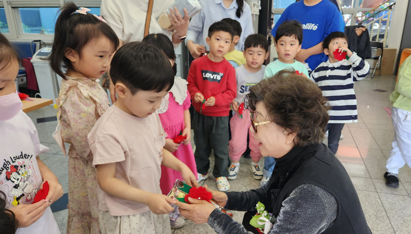 카네이션 달아드리기.