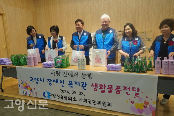 밝은 모습으로 박스를 포장하는 사회공헌위원회 