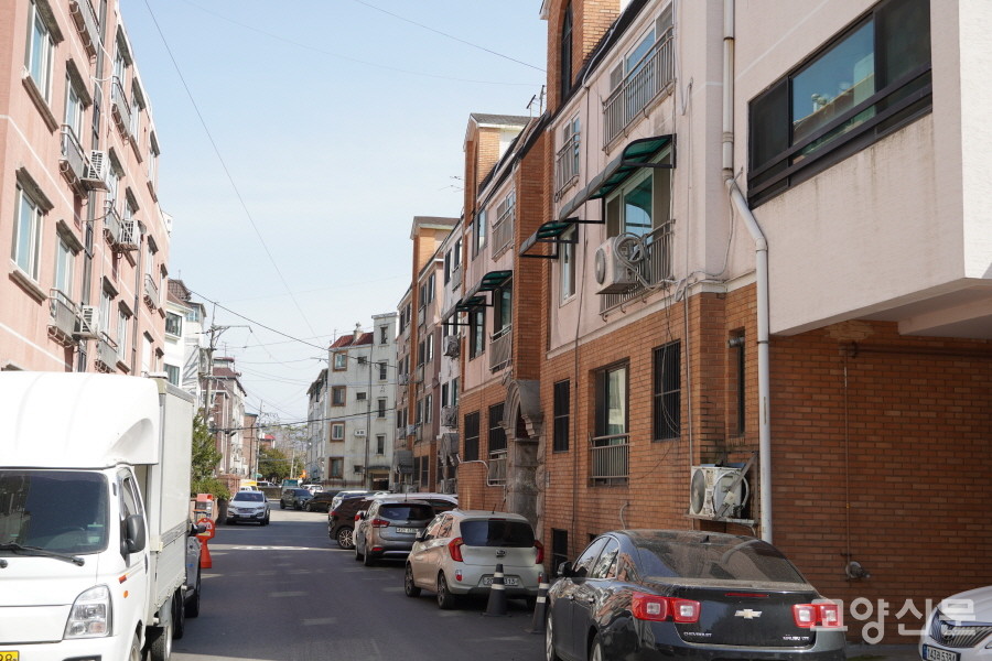 빌라들이 빼곡하게 들어서 있는 관산동 남쪽마을. 