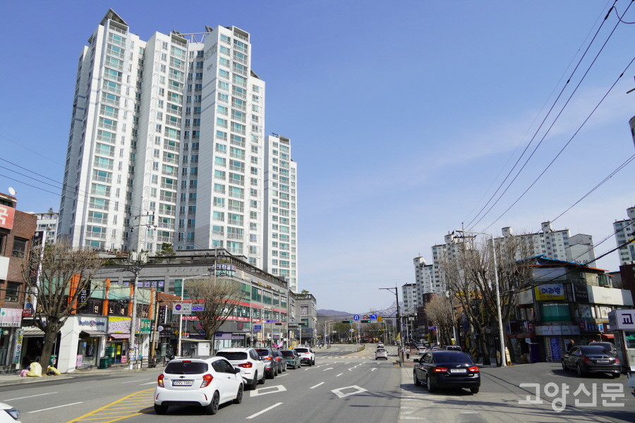 북쪽마을 상가거리 한가운데에 10여 년 전 고층 주상복합빌딩(더 퍼스트프라임)이 들어서며 관산동의 마을 풍경이 크게 달라졌다. 