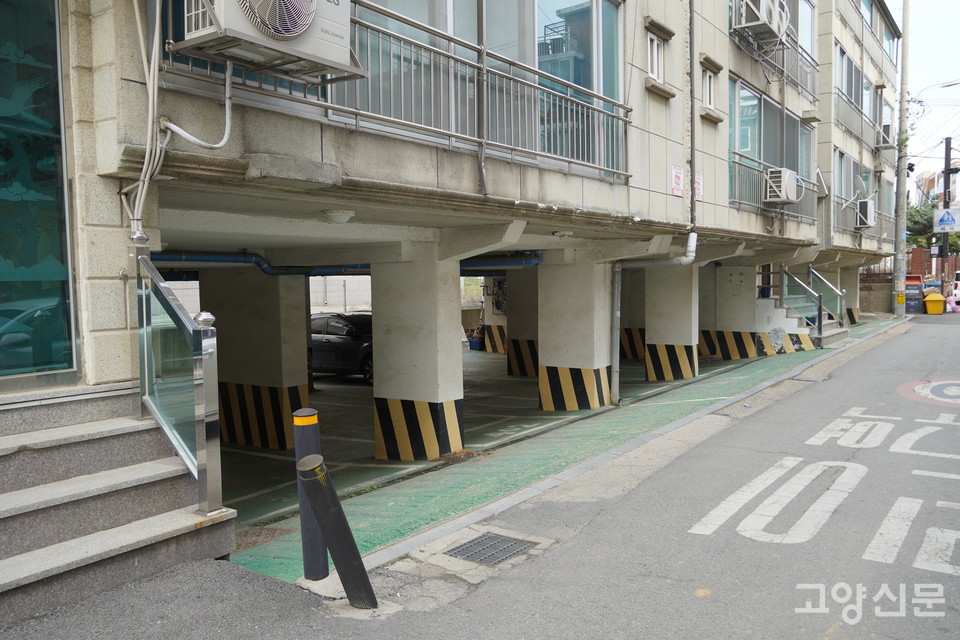 2000년대 들어선 빌라 중 일부는 필로티 구조로 주차장을 확보했다.