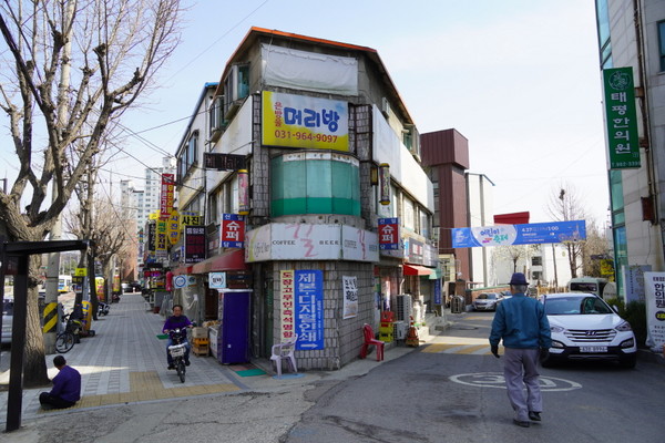 삼각형 땅에 지어진 상가건물. 개천 복개도로(오른쪽길)와 통일로가 교차하며 삼각형 땅을 만들었다. 