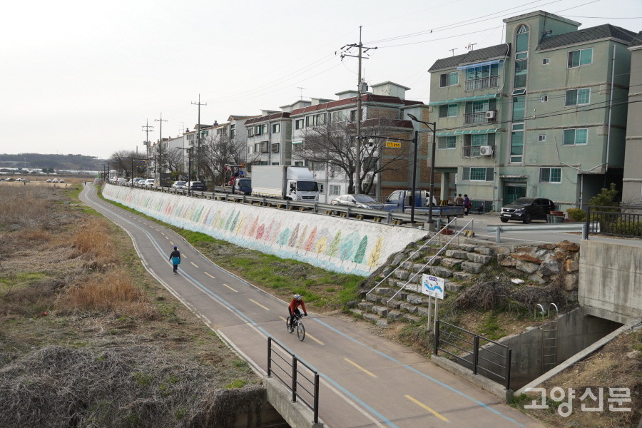 관산동 남쪽 빌라단지를 둘러싸고 있는 공릉천 둑방. 마을의 녹지공간 역할을 한다. 