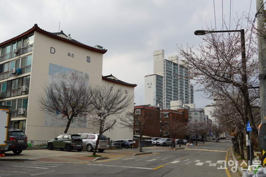 새서울아파트와 같은 연도(1987년)에 완공된 허스아파트. 지붕을 한옥 기와처럼 장식하고, 벽면에 벽화를 그려넣은 독특한 외관이 인상적이다. 뒤쪽으로 2000년에 지어진 유승아파트가 보인다.   