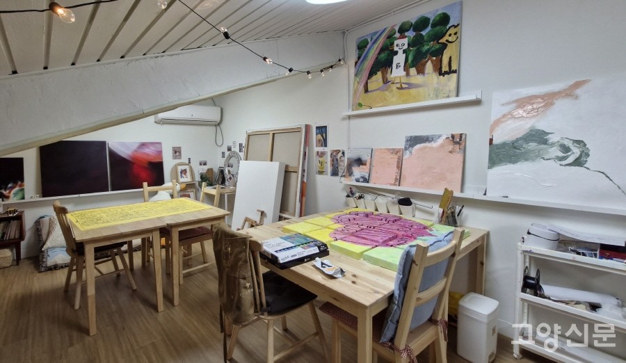 창작과 쉼이 공존하는 다락방처럼 꾸민 너다움아트 2층 공간.
