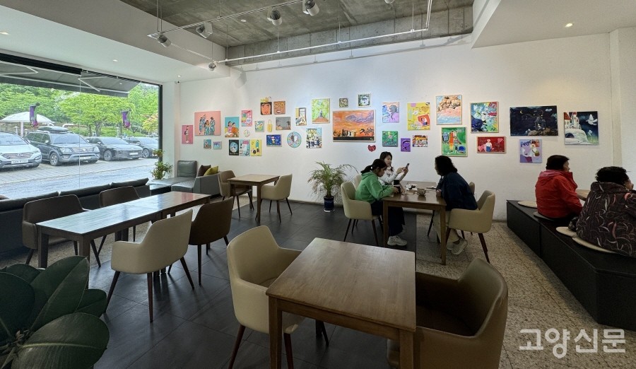 너다움아트 33명 작가들이 참여한 전시가 열리고 있는 '공 갤러리' 카페.