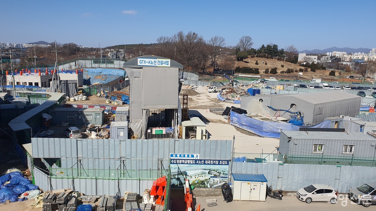 GTX–A 대곡역 공사 현장. 고양시는 “대곡역 5번 출구 쪽에 226면 규모의 신규 환승주차장을 준공할 계획”이라고 밝혔다.