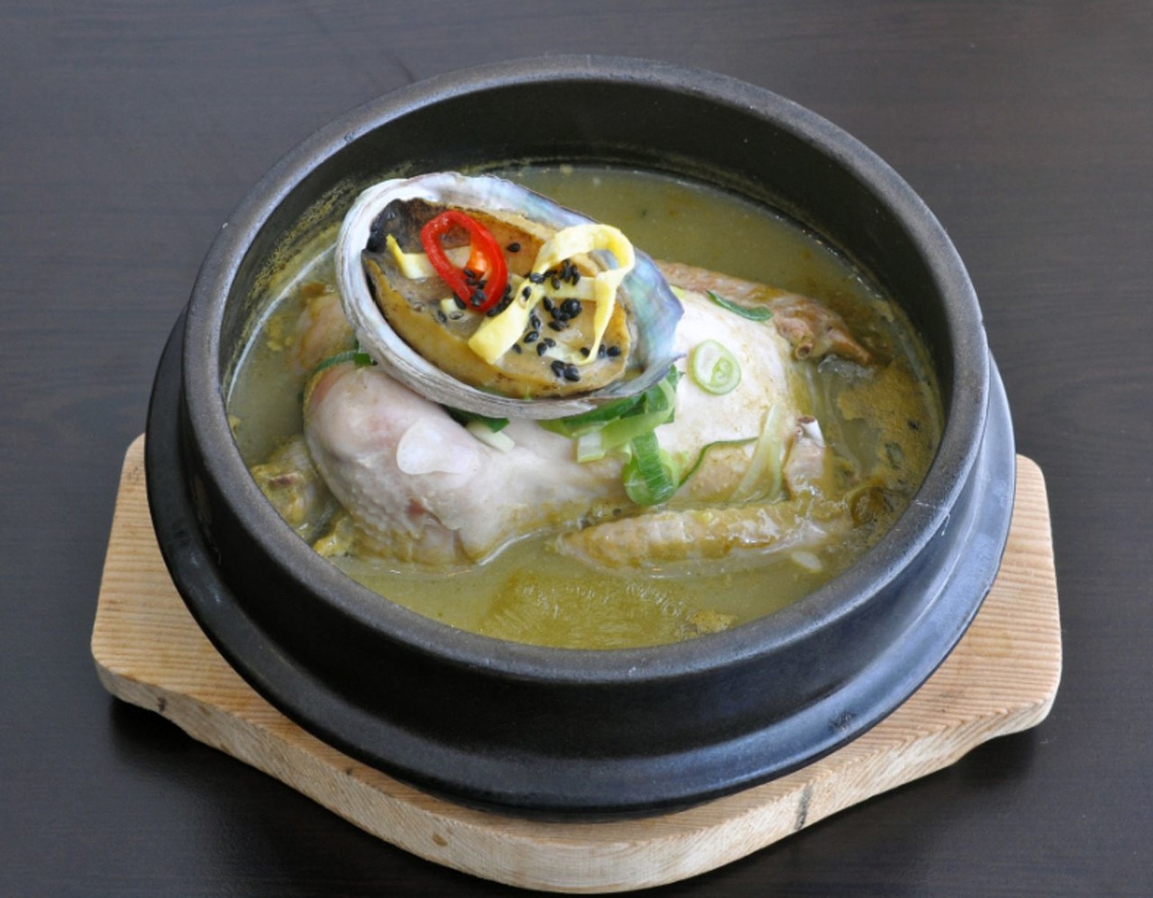 강황, 옻, 전복, 갖가지 약재로 맛을 내고 고아낸 보양삼계탕.