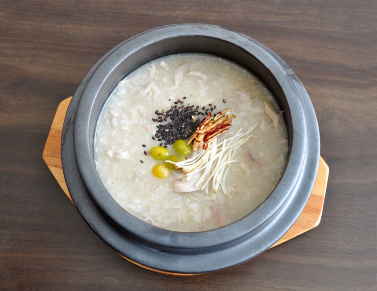 든든한 아침 식사 한끼로도 손색없는 보양삼계죽.