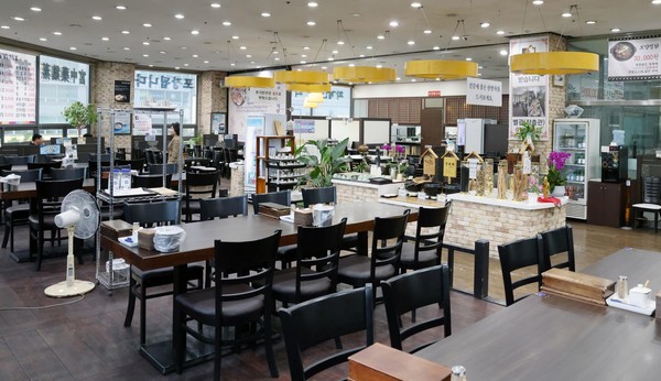 매장 안쪽에는 감잎차, 당귀차, 양파차 등 몸에 좋은 한방차를 맛볼 수 있는 공간이 마련돼 있다.