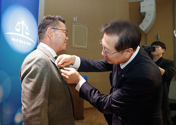 법의 날 기념식에서 국무총리 표장을 받은 김상래 고양파주범죄피해자지원센터 이사장(사진 왼쪽) [사진 제공 = 고양파주범죄피해자지원센터]