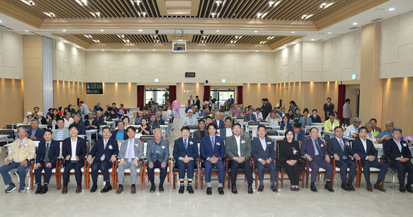 신도농협 창립기념 조합원의 날에 함께한 조합원들과 내빈들.