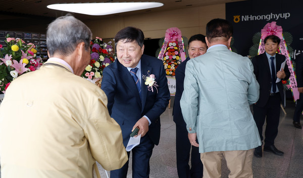홍성규 신도농협 조합장과 임원들이 조합원들을 맞이하고 있다.