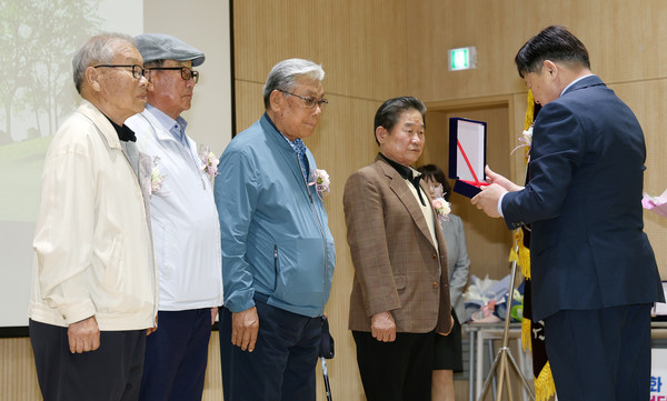 창립 조합원에 대한 감사패 전달.