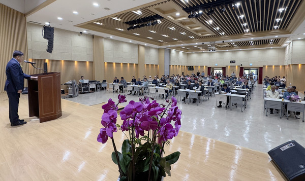 홍성규 조합장이 조합원과 내빈에게 인사말을 전하고 있다.